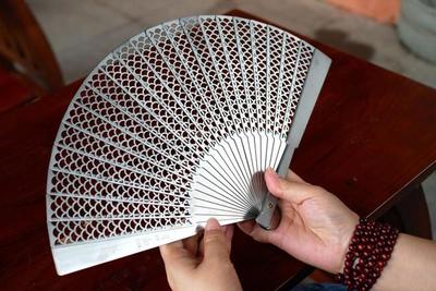 費戈龍鱗全鈦合金折扇子:古風(fēng)鏤空之美,充滿文化內(nèi)涵的藝術(shù)品