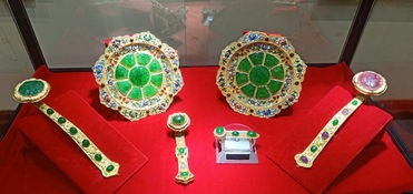 緣依文化藏翡翠藝術品暨盧建英蘇繡四代精品展 在滬盛大開幕