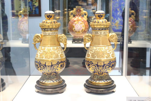 北京工美集團工藝品廠席聞大師歷年獲獎作品巡展首展在京舉行